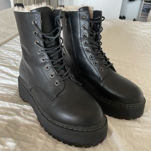 BRAND NEW STEVE MADDEN COMBAT BOOTS (size 8)